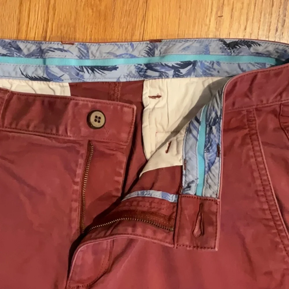 Tommy Bahama 8” Chino Shorts - Men’s Size 32 - Red Bordeaux - Cotton Blend